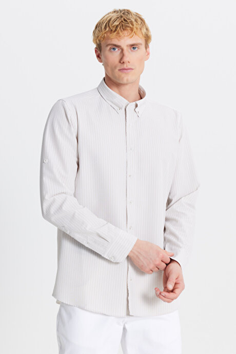 Tailored Slim Fit Dar Kesim Düğmeli Yaka Gofre Desenli Bej Gömlek resmi