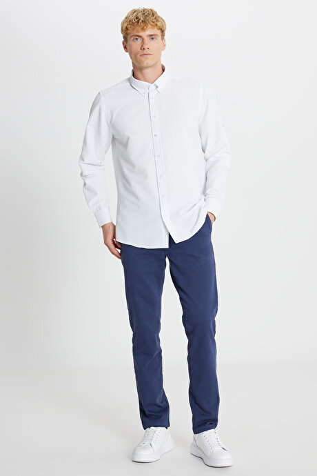 Tailored Slim Fit Dar Kesim Düğmeli Yaka Gofre Desenli Beyaz Gömlek resmi