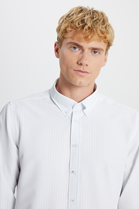 Tailored Slim Fit Dar Kesim Düğmeli Yaka Gofre Desenli Beyaz Gömlek resmi