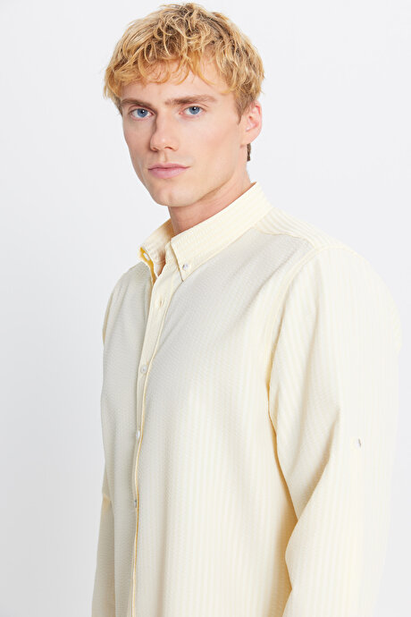 Tailored Slim Fit Dar Kesim Düğmeli Yaka Gofre Desenli Sarı Gömlek resmi