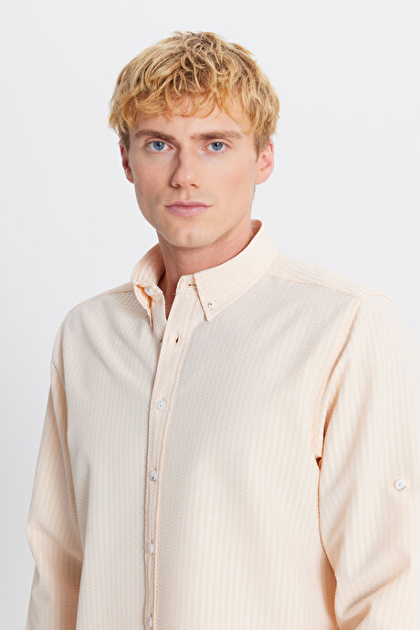 Tailored Slim Fit Dar Kesim Düğmeli Yaka Gofre Desenli Yavruağzı Gömlek resmi