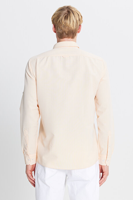 Tailored Slim Fit Dar Kesim Düğmeli Yaka Gofre Desenli Yavruağzı Gömlek resmi