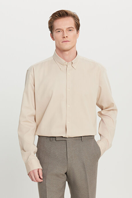 Comfort Fit Rahat Kesim Düğmeli Yaka Kadife Bej Gömlek resmi