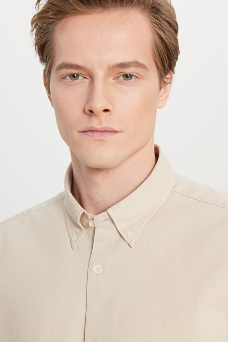 Comfort Fit Rahat Kesim Düğmeli Yaka Kadife Bej Gömlek resmi