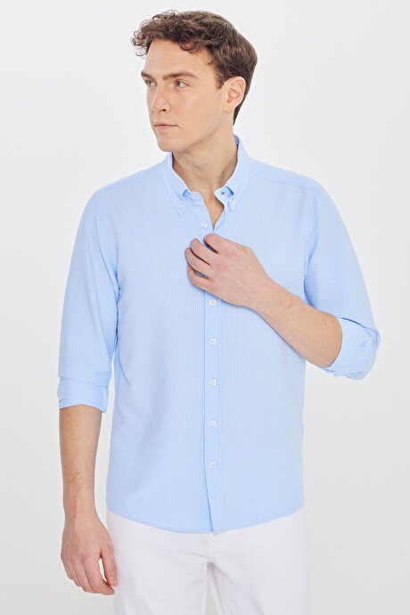 Slim Fit Dar Kesim Düğmeli Yaka Gofre Desenli Açık Mavi Gömlek resmi