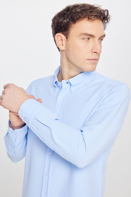 Slim Fit Dar Kesim Düğmeli Yaka Gofre Desenli Açık Mavi Gömlek resmi