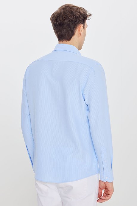 Slim Fit Dar Kesim Düğmeli Yaka Gofre Desenli Açık Mavi Gömlek resmi