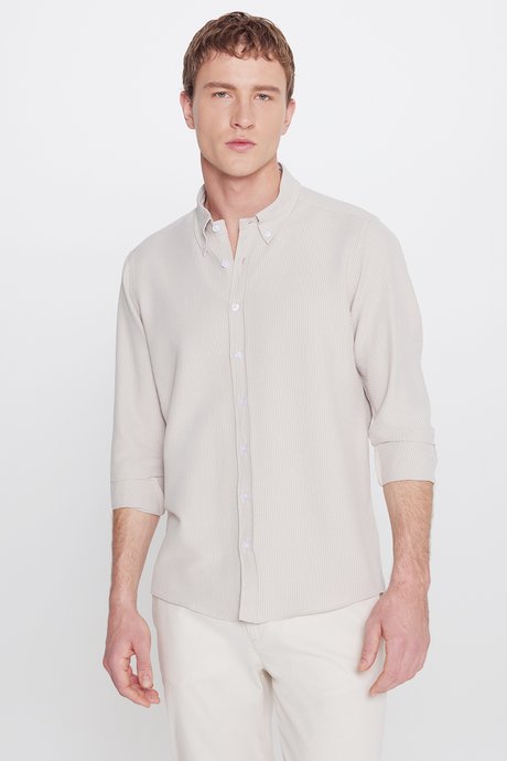 Slim Fit Dar Kesim Düğmeli Yaka Gofre Desenli Bej Gömlek resmi