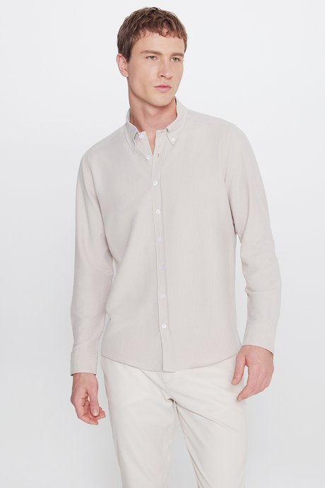 Slim Fit Dar Kesim Düğmeli Yaka Gofre Desenli Bej Gömlek resmi