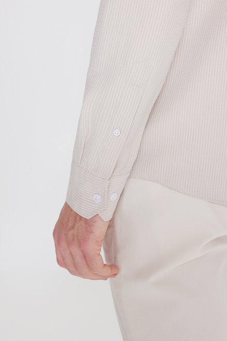 Slim Fit Dar Kesim Düğmeli Yaka Gofre Desenli Bej Gömlek resmi