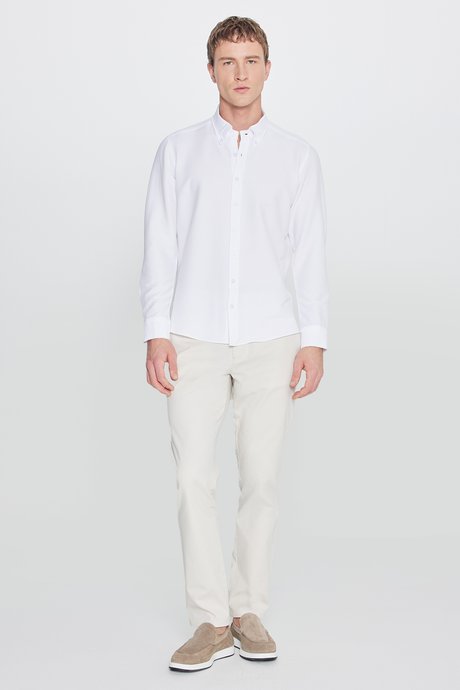 Slim Fit Dar Kesim Düğmeli Yaka Gofre Desenli Beyaz Gömlek resmi