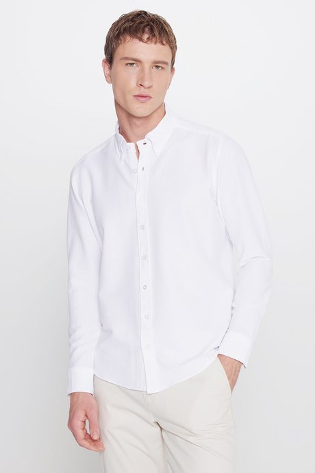 Slim Fit Dar Kesim Düğmeli Yaka Gofre Desenli Beyaz Gömlek resmi