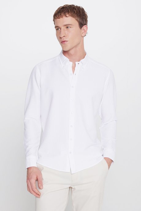 Slim Fit Dar Kesim Düğmeli Yaka Gofre Desenli Beyaz Gömlek resmi