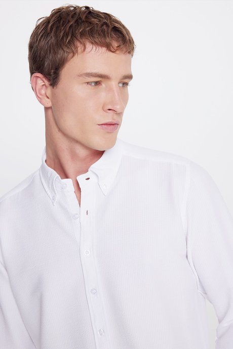 Slim Fit Dar Kesim Düğmeli Yaka Gofre Desenli Beyaz Gömlek resmi