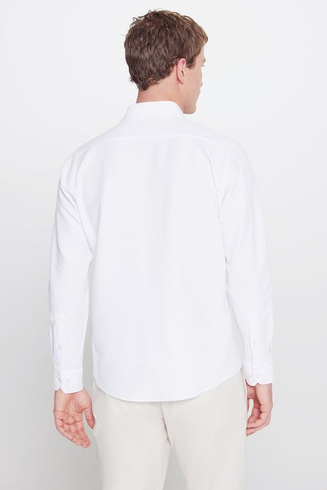 Slim Fit Dar Kesim Düğmeli Yaka Gofre Desenli Beyaz Gömlek resmi