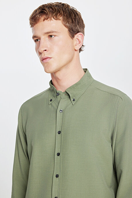 Slim Fit Dar Kesim Düğmeli Yaka Gofre Desenli Haki Gömlek resmi