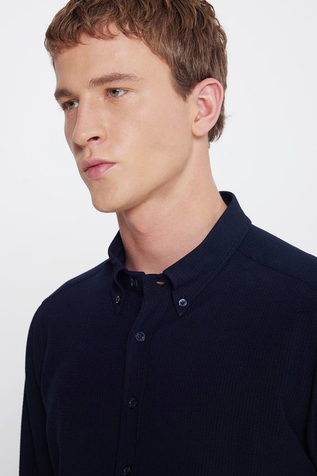 Slim Fit Dar Kesim Düğmeli Yaka Gofre Desenli Lacivert Gömlek resmi