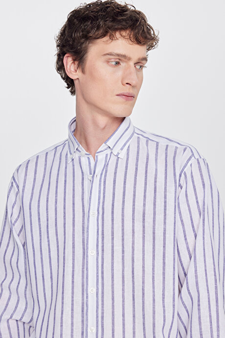 Pamuklu Keten Slim Fit Dar Kesim Düğmeli Yaka Çizgili Beyaz-Lacivert Gömlek resmi