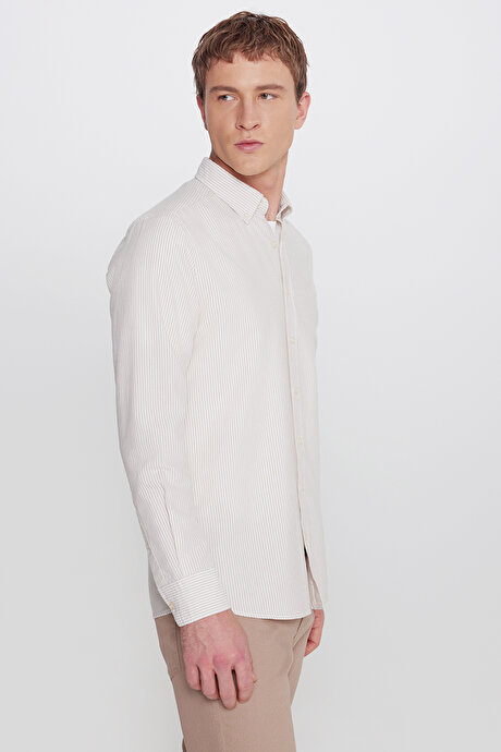 Pamuklu Slim Fit Dar Kesim Düğmeli Yaka Çizgili Beyaz-Bej Gömlek resmi