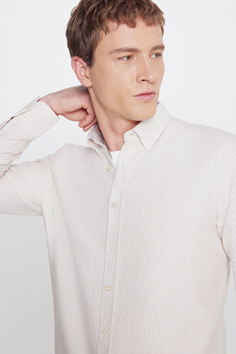 Pamuklu Slim Fit Dar Kesim Düğmeli Yaka Çizgili Beyaz-Bej Gömlek resmi