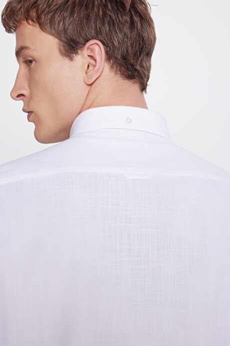 Slim Fit Dar Kesim Düğmeli Yaka Armürlü Beyaz Gömlek resmi