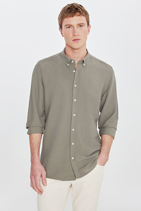 Tailored Slim Fit Dar Kesim Düğmeli Yaka Gofre Desenli Travel Haki Gömlek resmi
