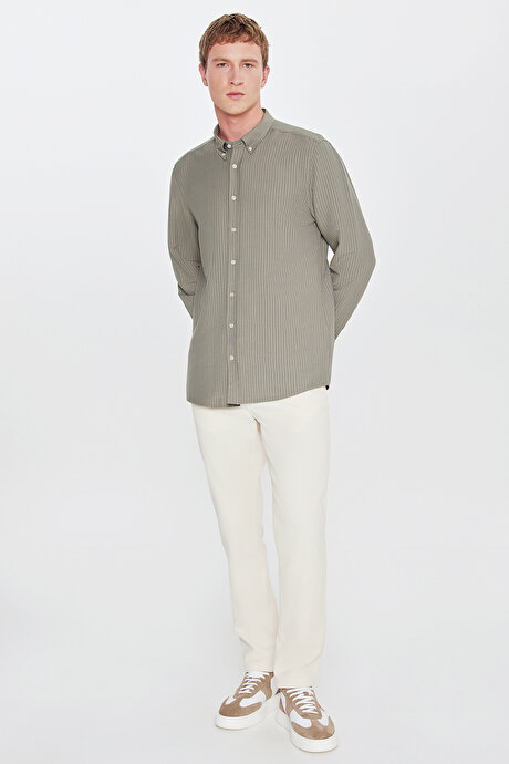 Tailored Slim Fit Dar Kesim Düğmeli Yaka Gofre Desenli Travel Haki Gömlek resmi
