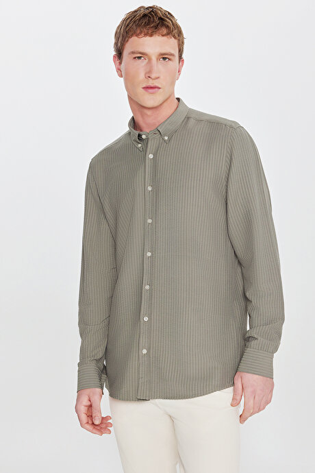 Tailored Slim Fit Dar Kesim Düğmeli Yaka Gofre Desenli Travel Haki Gömlek resmi