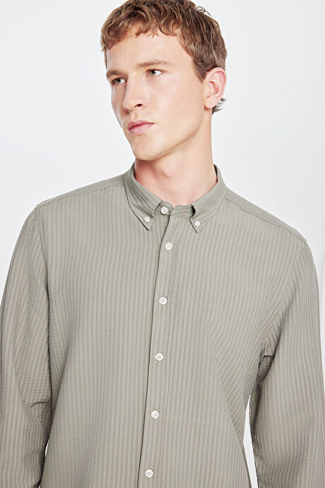 Tailored Slim Fit Dar Kesim Düğmeli Yaka Gofre Desenli Travel Haki Gömlek resmi