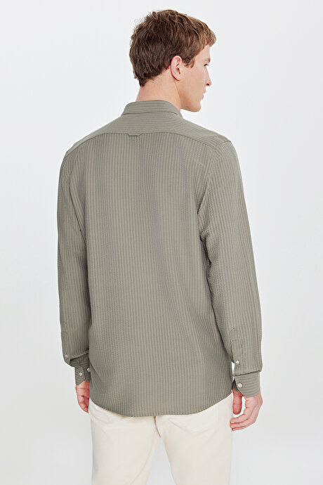 Tailored Slim Fit Dar Kesim Düğmeli Yaka Gofre Desenli Travel Haki Gömlek resmi