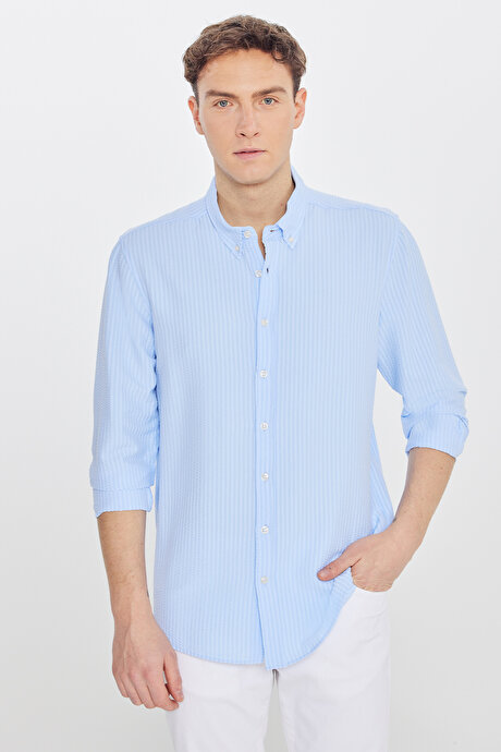 Tailored Slim Fit Dar Kesim Düğmeli Yaka Gofre Desenli Travel Mavi Gömlek resmi