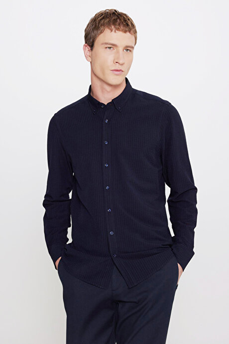 Tailored Slim Fit Dar Kesim Düğmeli Yaka Gofre Desenli Travel Siyah Gömlek resmi