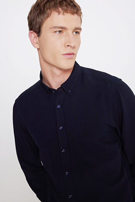 Tailored Slim Fit Dar Kesim Düğmeli Yaka Gofre Desenli Travel Siyah Gömlek resmi