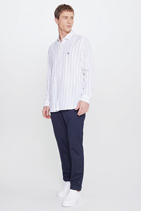 %100 Pamuk Slim Fit Dar Kesim Düğmeli Yaka Çizgili Beyaz-Lacivert Gömlek resmi