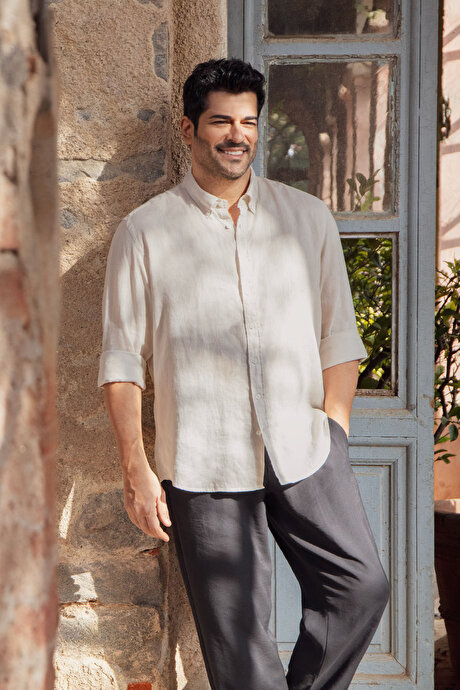 Pamuklu Keten Comfort Fit Düğmeli Yaka Çizgili Bej Gömlek resmi