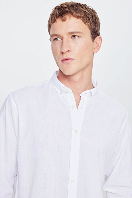 Pamuklu Keten Comfort Fit Düğmeli Yaka Çizgili Beyaz Gömlek resmi