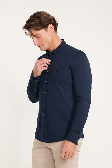 Pamuklu Slim Fit Dar Kesim Düğmeli Yaka Örme Lacivert Gömlek resmi