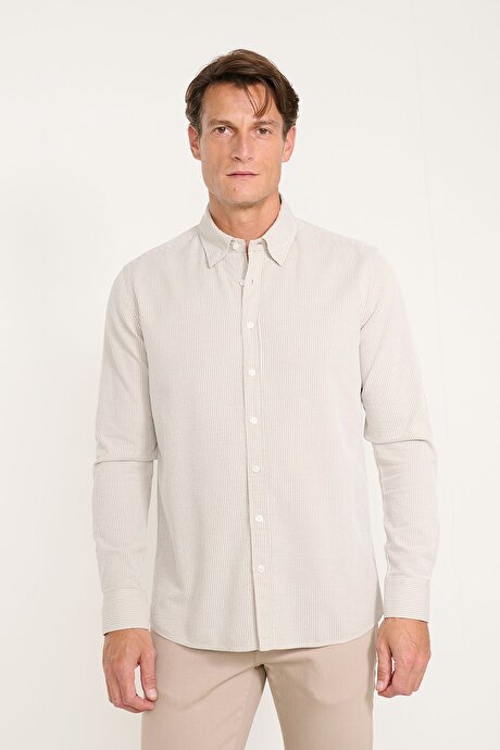 %100 Pamuk Slim Fit Dar Kesim Gizli Düğme Yaka Çizgili Bej-Beyaz Gömlek resmi