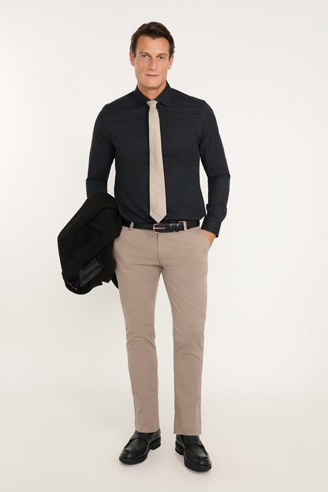 Slim Fit Dar Kesim Klasik Yaka Armürlü Siyah Gömlek resmi