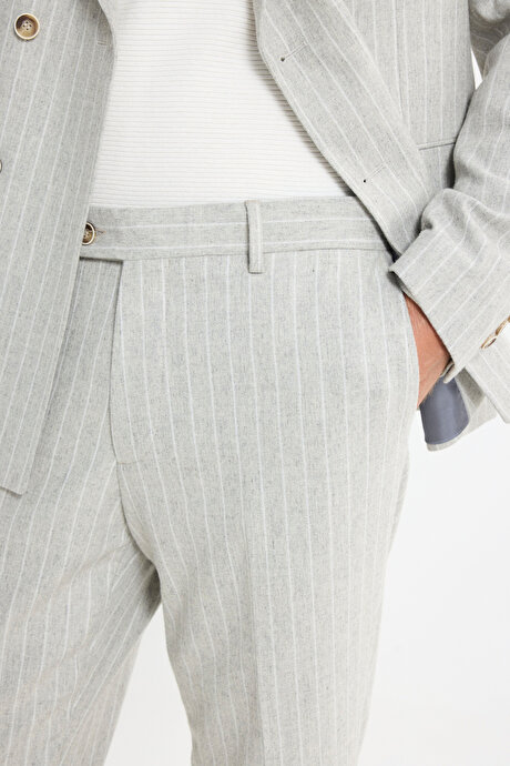 Yünlü Slim Fit Dar Kesim Kırlangıç Yaka Çizgili Kapak Cepli Açık Gri Takım Elbise resmi