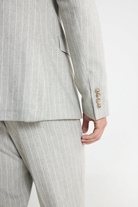 Yünlü Slim Fit Dar Kesim Kırlangıç Yaka Çizgili Kapak Cepli Açık Gri Takım Elbise resmi