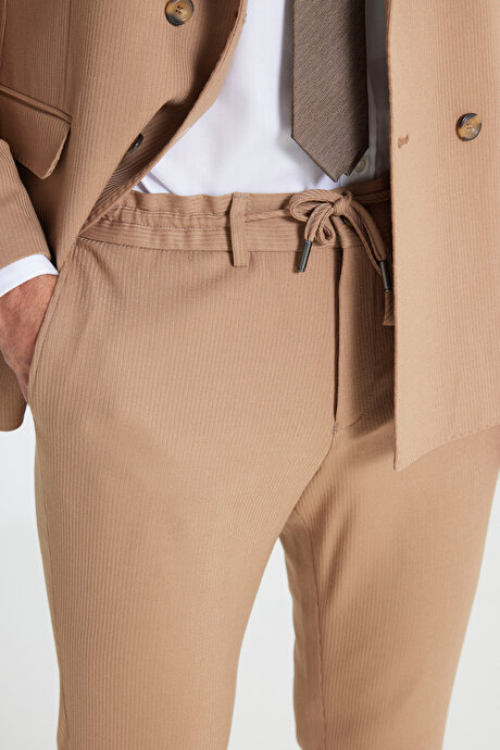 Slim Fit Dar Kesim Kırlangıç Yaka Beli Bağlamalı Çizgili Esnek Kruvaze Camel Takım Elbise resmi