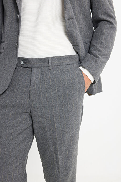 Slim Fit Dar Kesim Kırlangıç Yaka Çizgili Kapak Cepli Esnek Koyu Gri Takım Elbise resmi