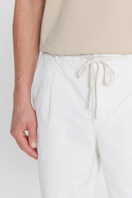 Pamuklu Slim Fit Dar Kesim Beli Bağlamalı Yan Cepli Esnek Beyaz Şort resmi