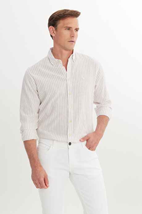 Pamuklu Keten Comfort Fit Rahat Kesim Düğmeli Yaka Çizgili Beyaz-Bej Gömlek resmi