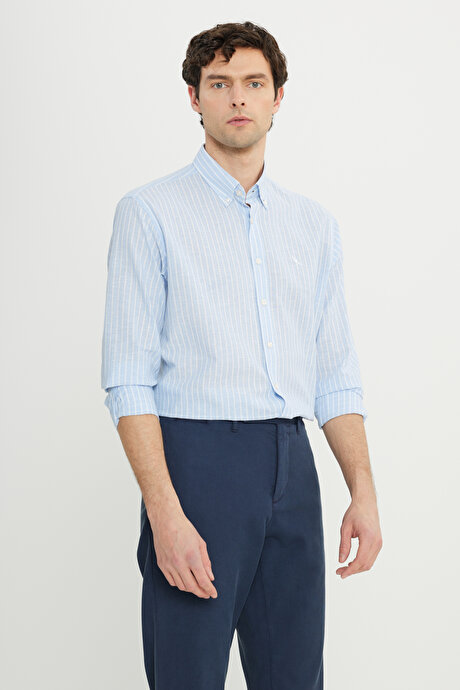 Pamuklu Keten Comfort Fit Rahat Kesim Düğmeli Yaka Çizgili Mavi-Beyaz Gömlek resmi