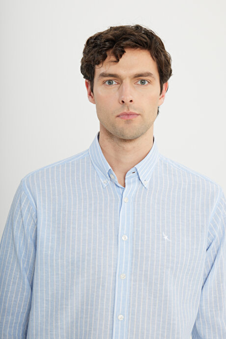 Pamuklu Keten Comfort Fit Rahat Kesim Düğmeli Yaka Çizgili Mavi-Beyaz Gömlek resmi