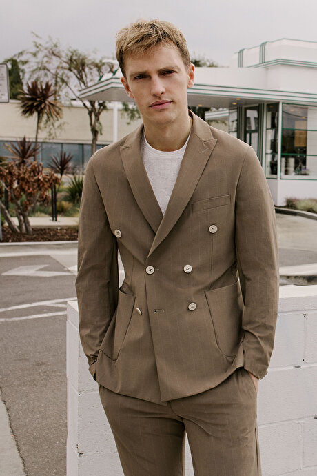 Slim Fit Dar Kesim Kırlangıç Yaka Torba Cepli Çizgili Kruvaze Vizon Takım Elbise resmi