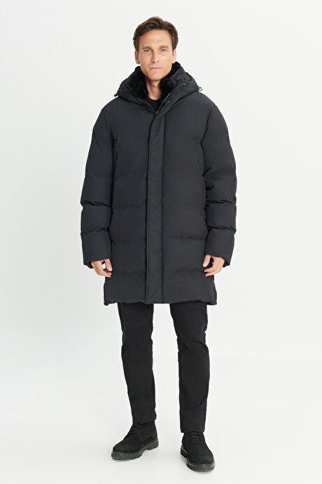 Standart Fit Normal Kesim İçi Kürklü Sabit Kapüşonlu Yan Cep Kapitone Desenli Siyah Kaban resmi