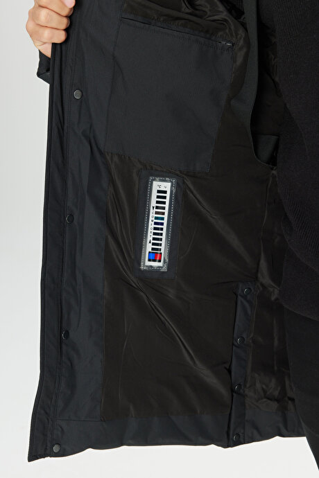 Standart Fit Normal Kesim İçi Kürklü Sabit Kapüşonlu Yan Cep Kapitone Desenli Siyah Kaban resmi